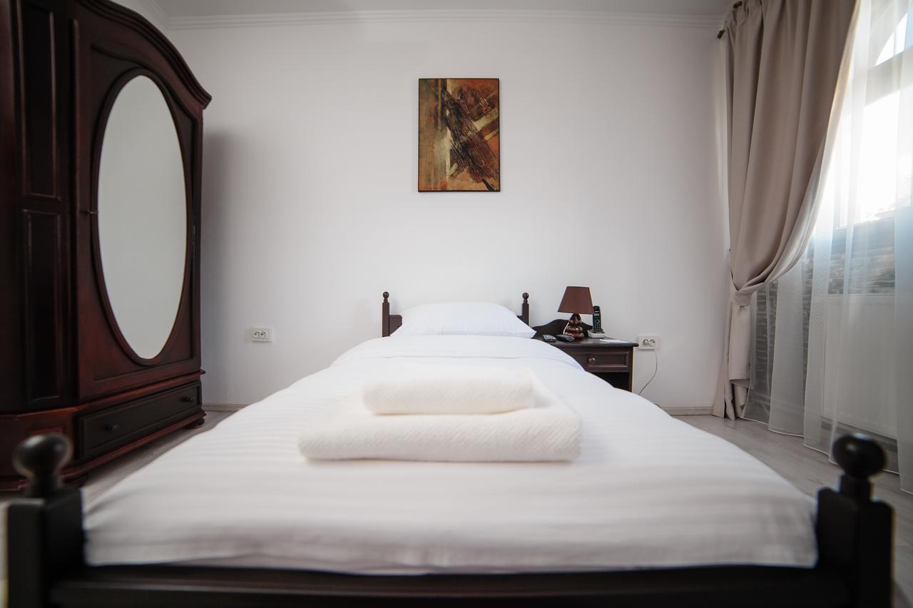 Hotel Gala Oradea Bagian luar foto